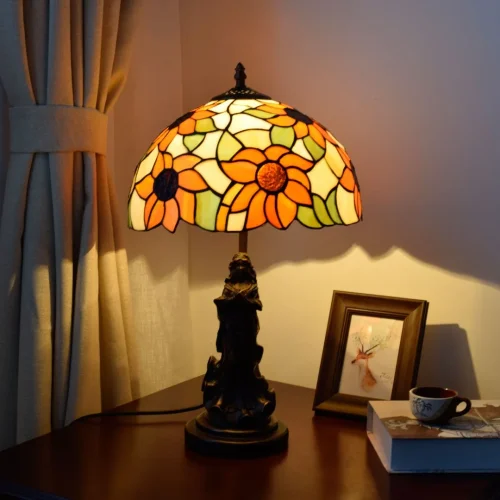 Настольная лампа Тиффани Sunflower OFT877 Tiffany Lighting разноцветная оранжевая зелёная белая 1 лампа, основание коричневое металл в стиле тиффани цветы девушка фото 2