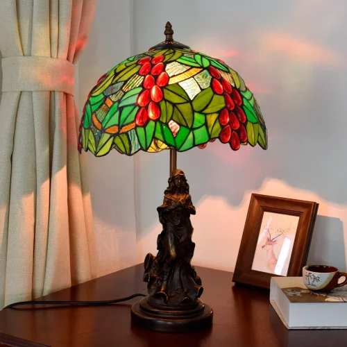 Настольная лампа Тиффани Grape OFT872 Tiffany Lighting разноцветная красная зелёная 1 лампа, основание коричневое металл в стиле тиффани девушка виноград фото 2