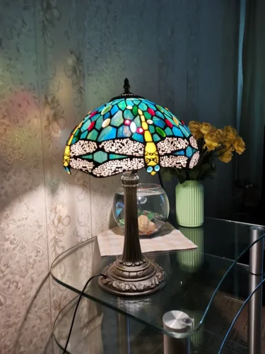 Настольная лампа Тиффани Dragonfly OFT833 Tiffany Lighting разноцветная зелёная 1 лампа, основание коричневое металл в стиле тиффани стрекоза фото 2