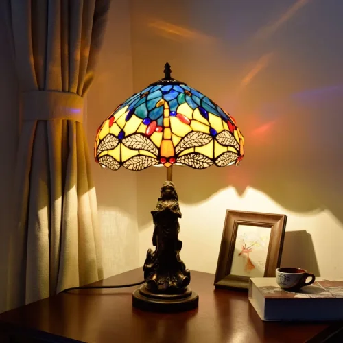 Настольная лампа Тиффани Dragonfly OFT861 Tiffany Lighting разноцветная синяя жёлтая красная 1 лампа, основание коричневое металл в стиле тиффани девушка стрекоза фото 3