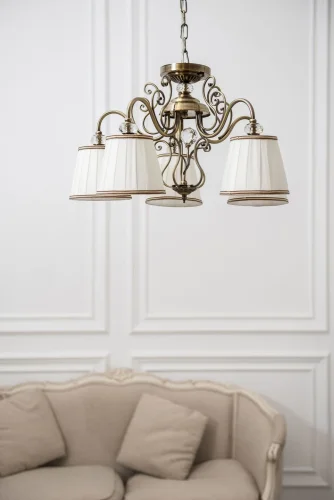 Люстра подвесная Vintage ARM420-05-R Maytoni белая на 5 ламп, основание бронзовое в стиле классика  фото 4